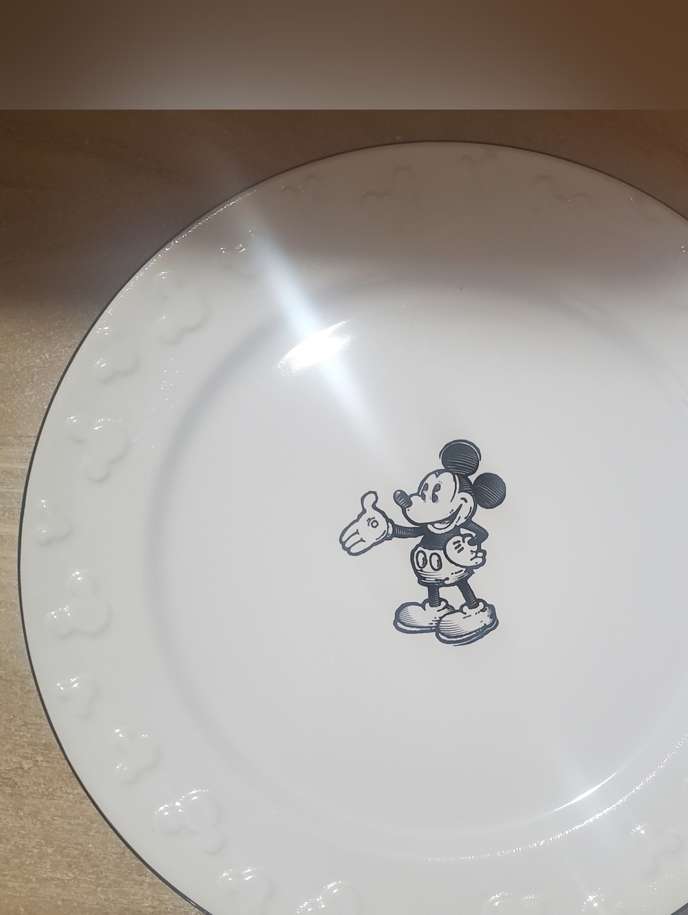 MICKEY MOUSE COLLECTIBLE DINNER PLATES. SET OF 2. CLASSIC BLK/ WHT. 11 IN. NWT